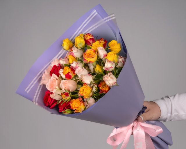 Букет из 39 роз микс в крафте